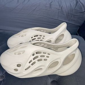 Yeezy foam runners “sand” in great condition !